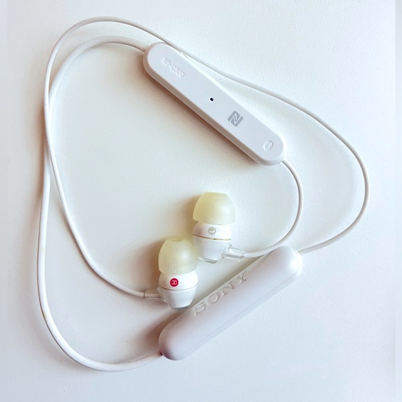 SONY Earbuds WI-C300 - Picture 2 of 3